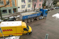 Glück gehabt: Kommt gerade keiner aus der Muffatstraße – den hätte man wegen DHL nicht sehen können.