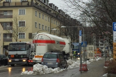 Stelldichein vor dem Zebrastreifen in der Karl-Theodor Apropos Rücksicht auf Radfahrer: Der Radweg ist einfach verschwunden. Wohin der Radfahrer ausweicht, bleibt ihm überlassen …