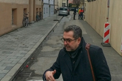 In der der <strong>engen Sturystraße:</strong> Detlev Langer (Hauptabteilungsleiter im Baureferat). Gemäß Planung lärmen hier dann 40-Tonner vorbei.